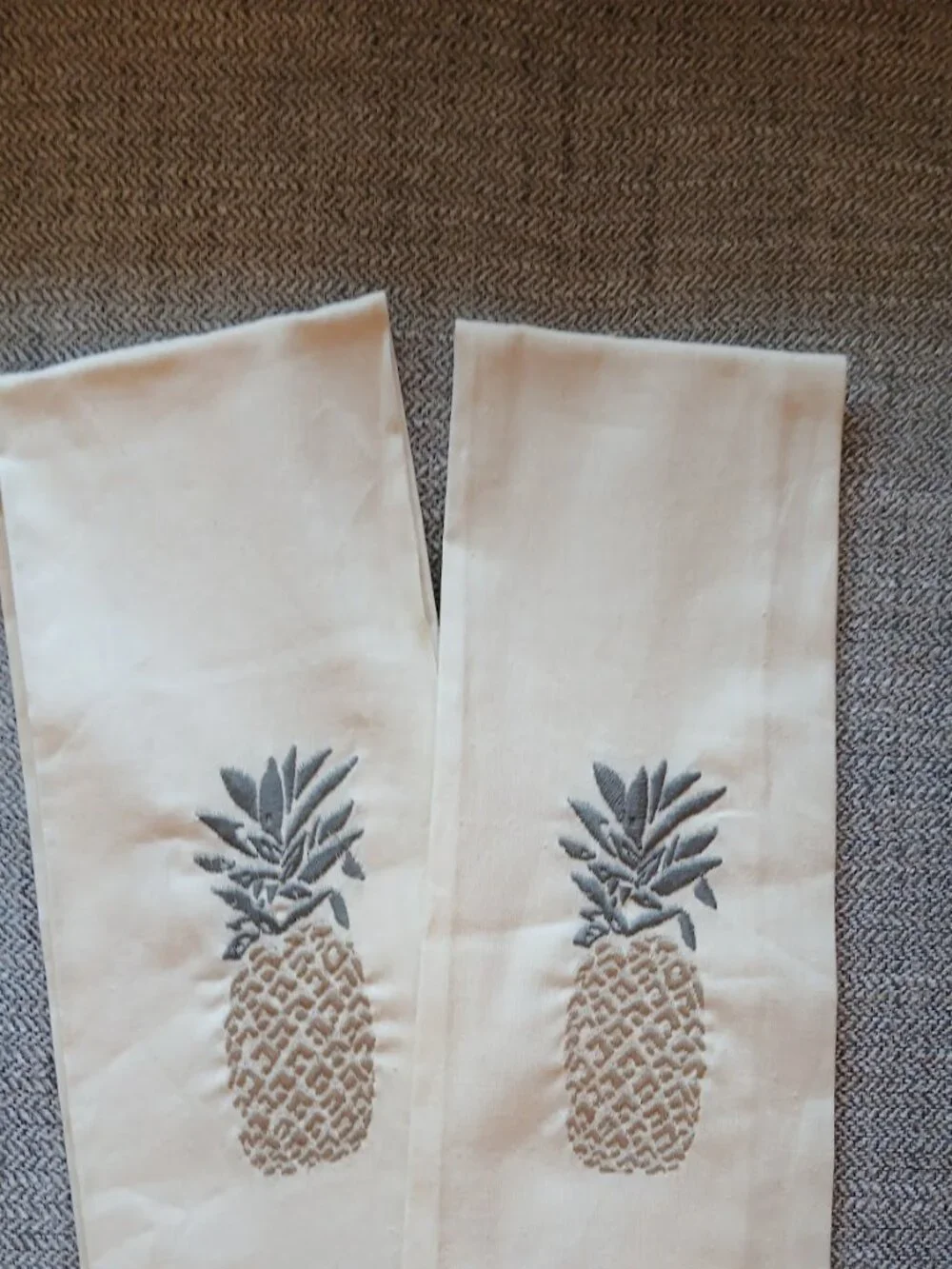 POTTERY BARN Pineapple Kitchen Tea Towels